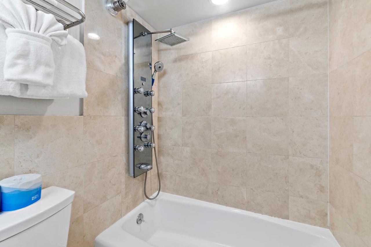 Renovated With City View At Aqua Palms Waikiki ホノルル エクステリア 写真
